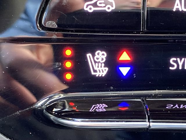 Used 2021 Buick Envision Avenir w/ Technology Package II image 8