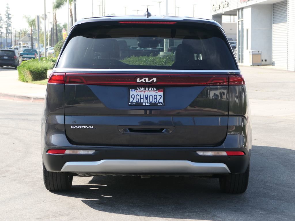 Used 2024 Kia Carnival EX image 4