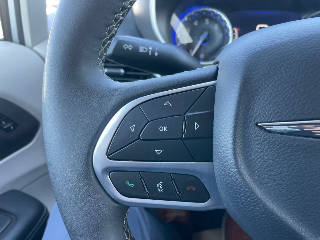 Used 2024 Chrysler Pacifica Touring-L FWD image 21