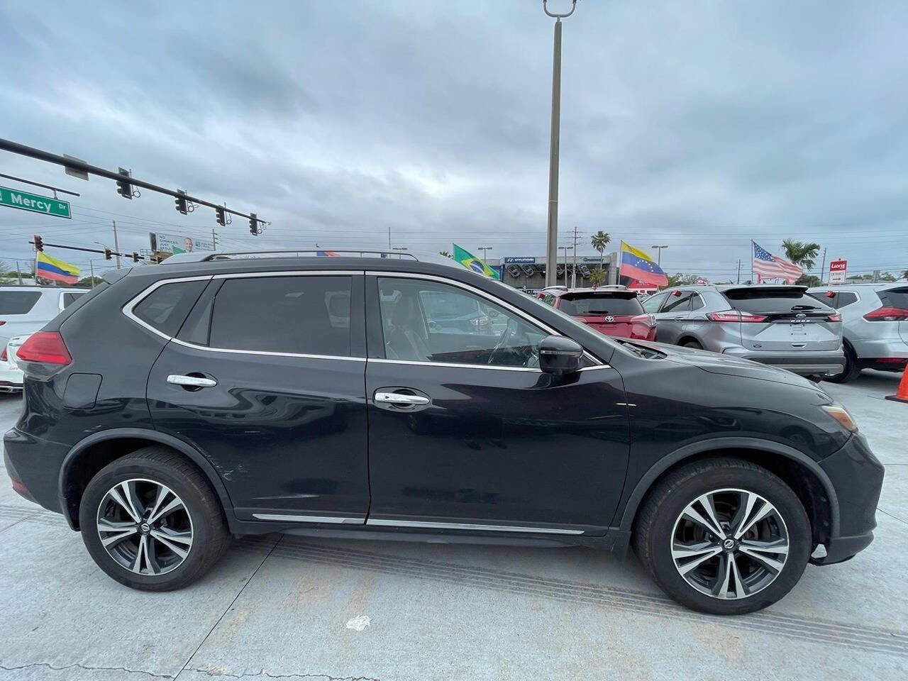 Used 2017 Nissan Rogue SL w/ SL Premium Package image 3