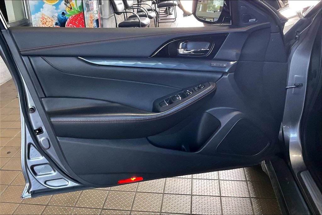 Used 2023 Nissan Maxima SR FWD image 2