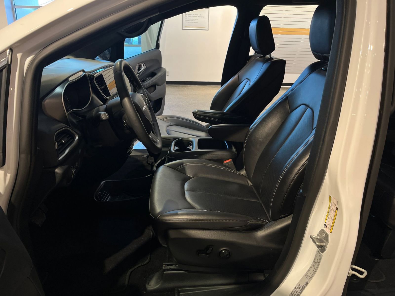 Used 2025 Chrysler Pacifica Select image 28