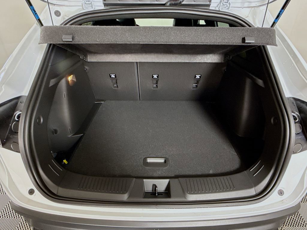 New 2026 Chevrolet Trax RS w/ Sunroof Package FWD image 24