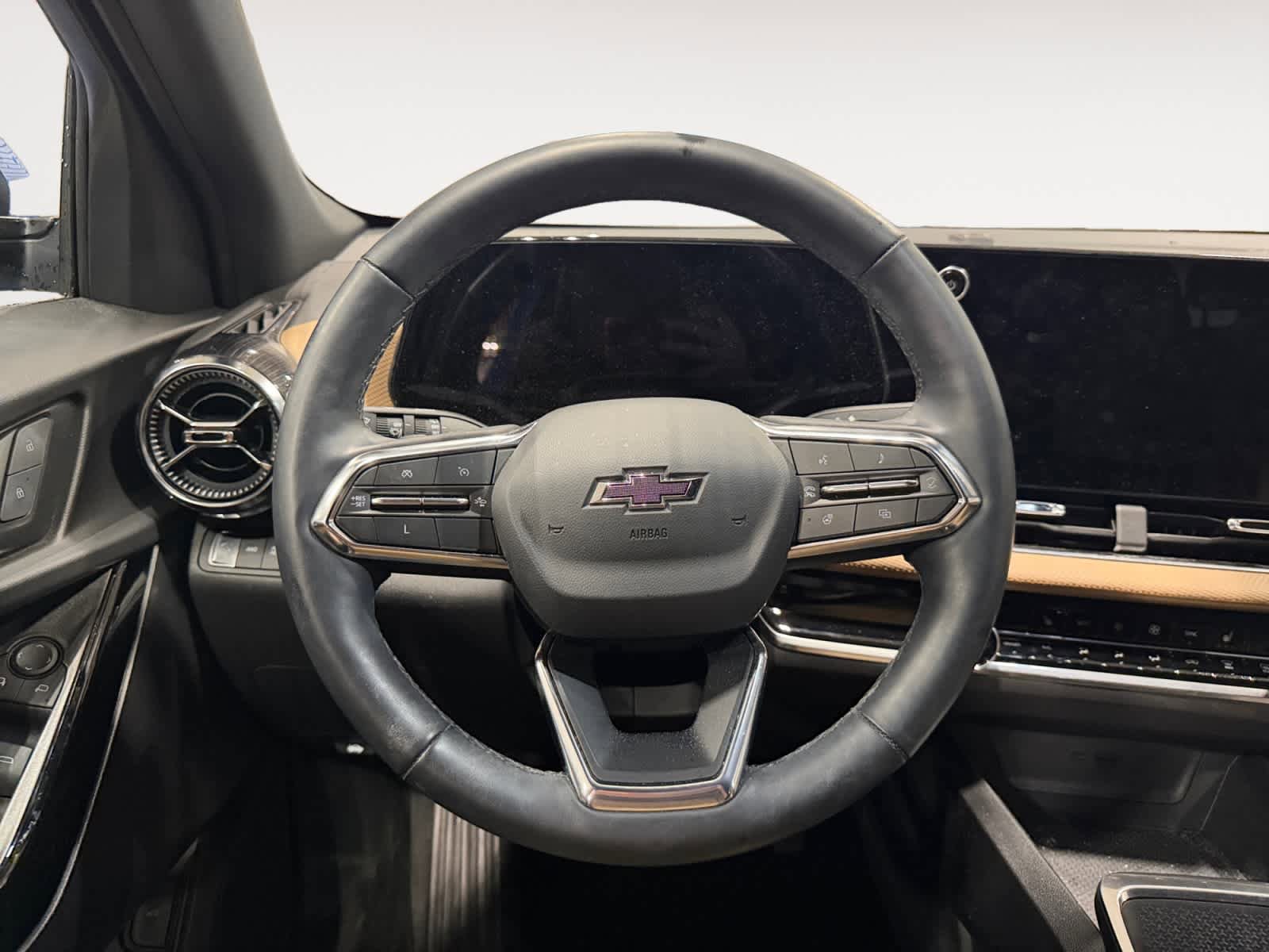 Used 2025 Chevrolet Equinox ACTIV w/ Safety and Technology Package AWD/4WD image 13