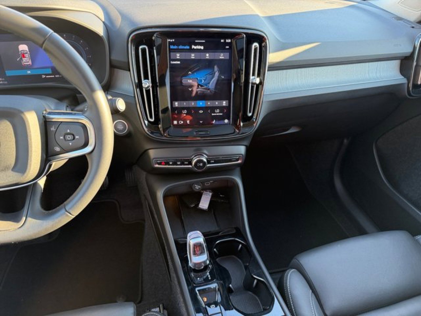 Used 2025 Volvo XC40 B5 Plus image 14