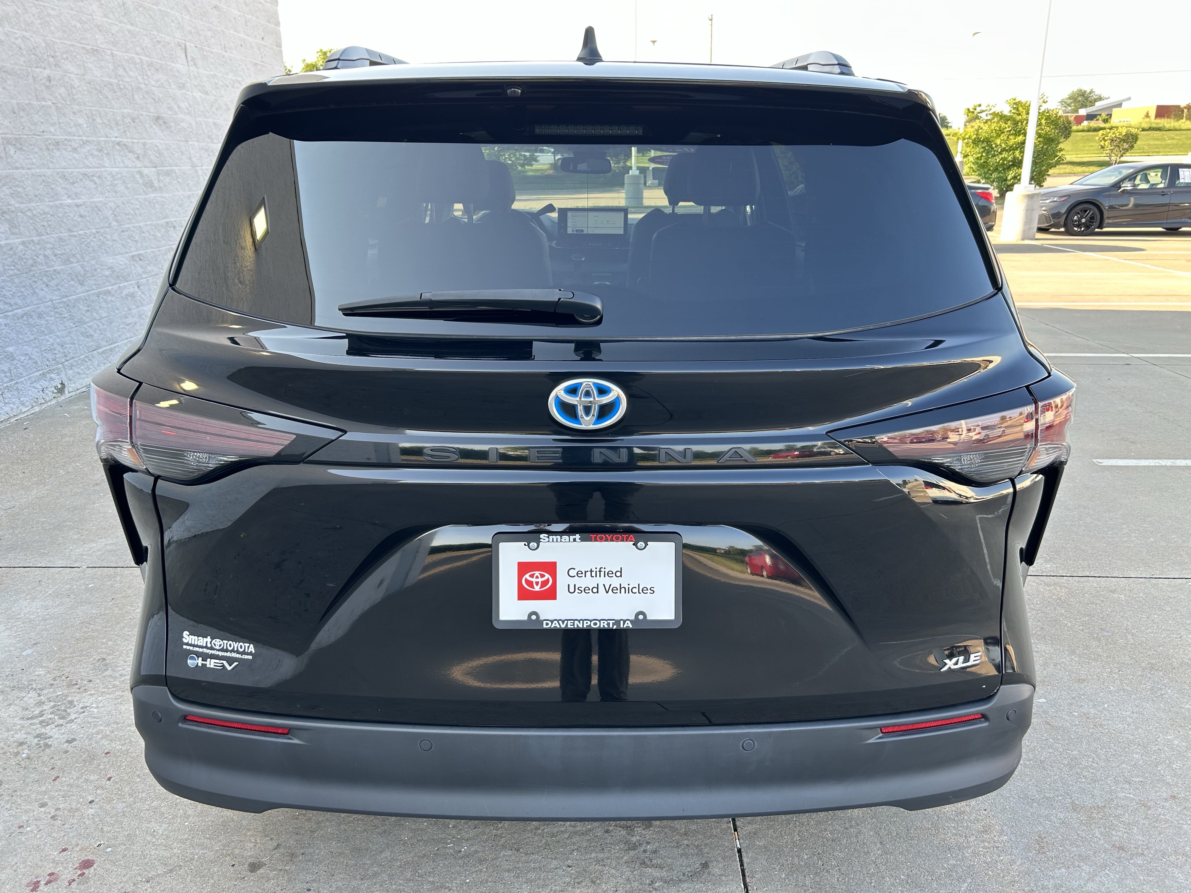 Certified 2025 Toyota Sienna XLE FWD image 5