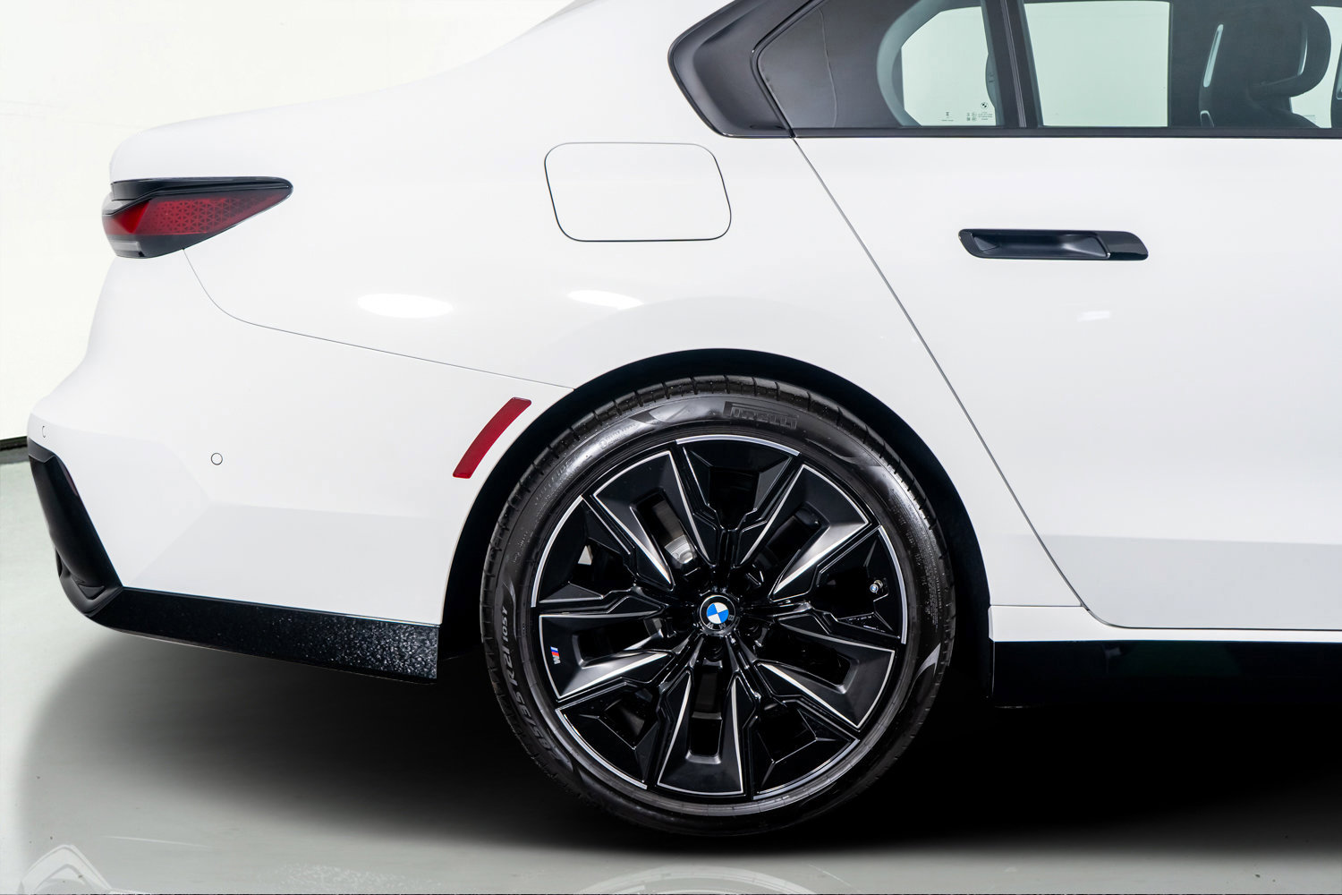 Used 2025 BMW 740i w/ Premium Package RWD image 8
