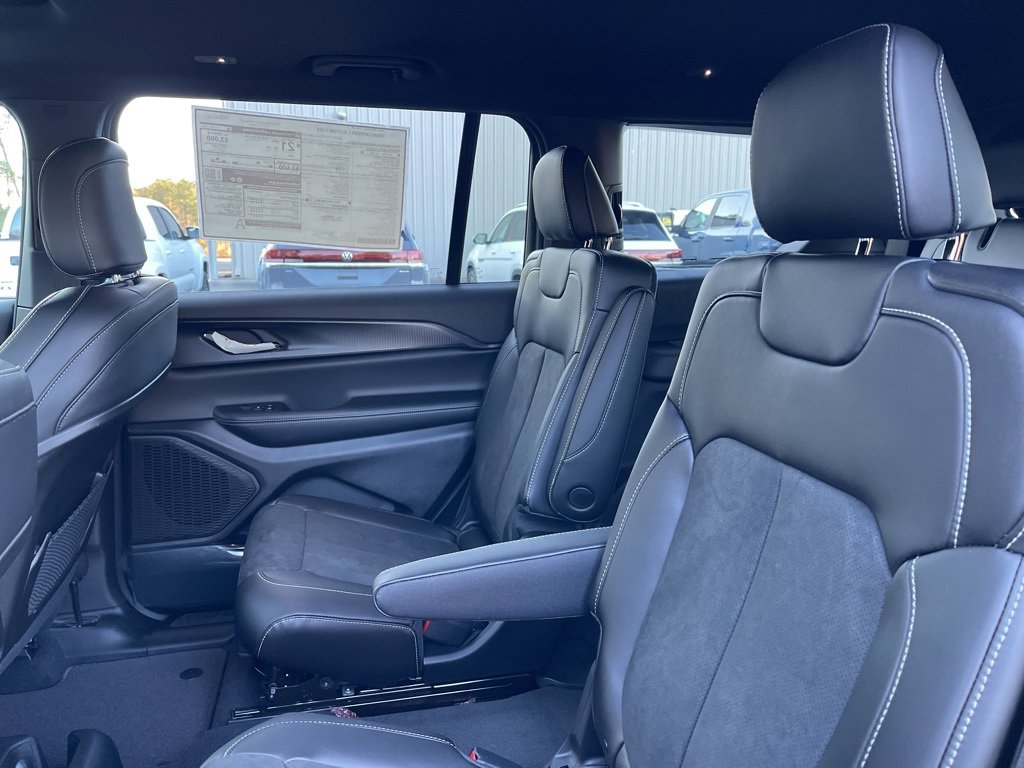 New 2025 Jeep Grand Cherokee L Altitude image 18