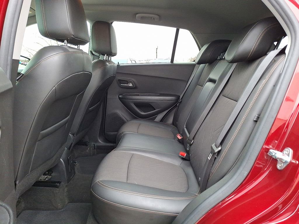 Used 2022 Chevrolet Trax LT w/ LT Convenience Package image 16