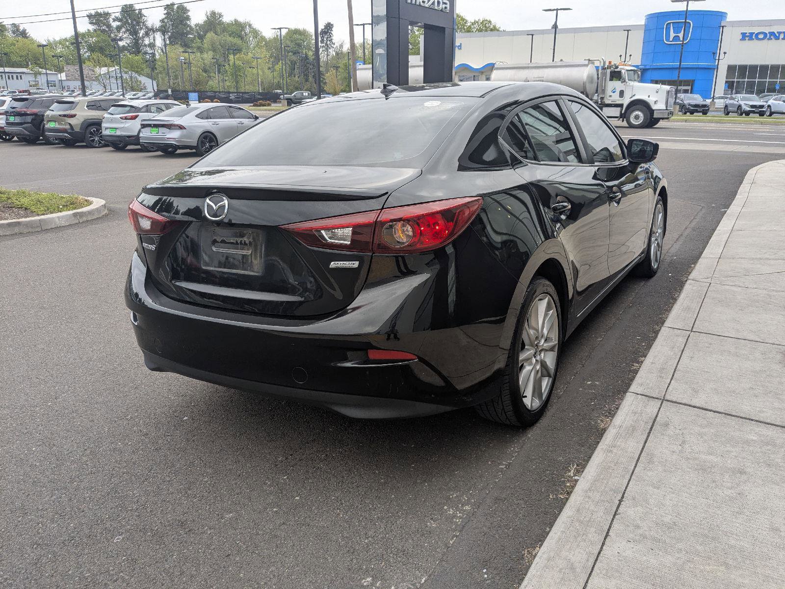 Used 2017 MAZDA MAZDA3 Touring w/ Popular Equipment Package FWD image 6