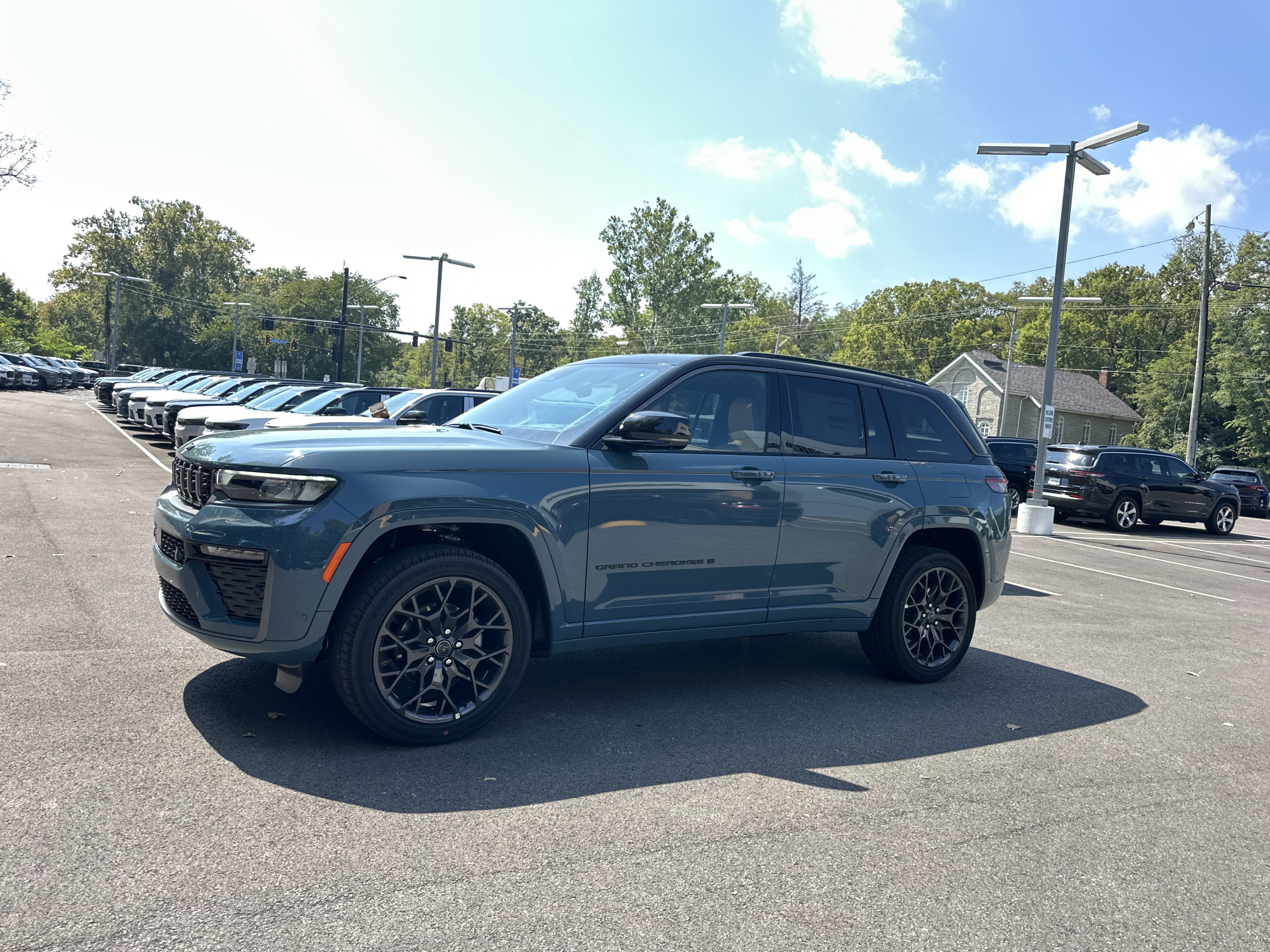 New 2027 Jeep Grand Cherokee Summit w/ Adv Protech Group IV AWD/4WD image 27