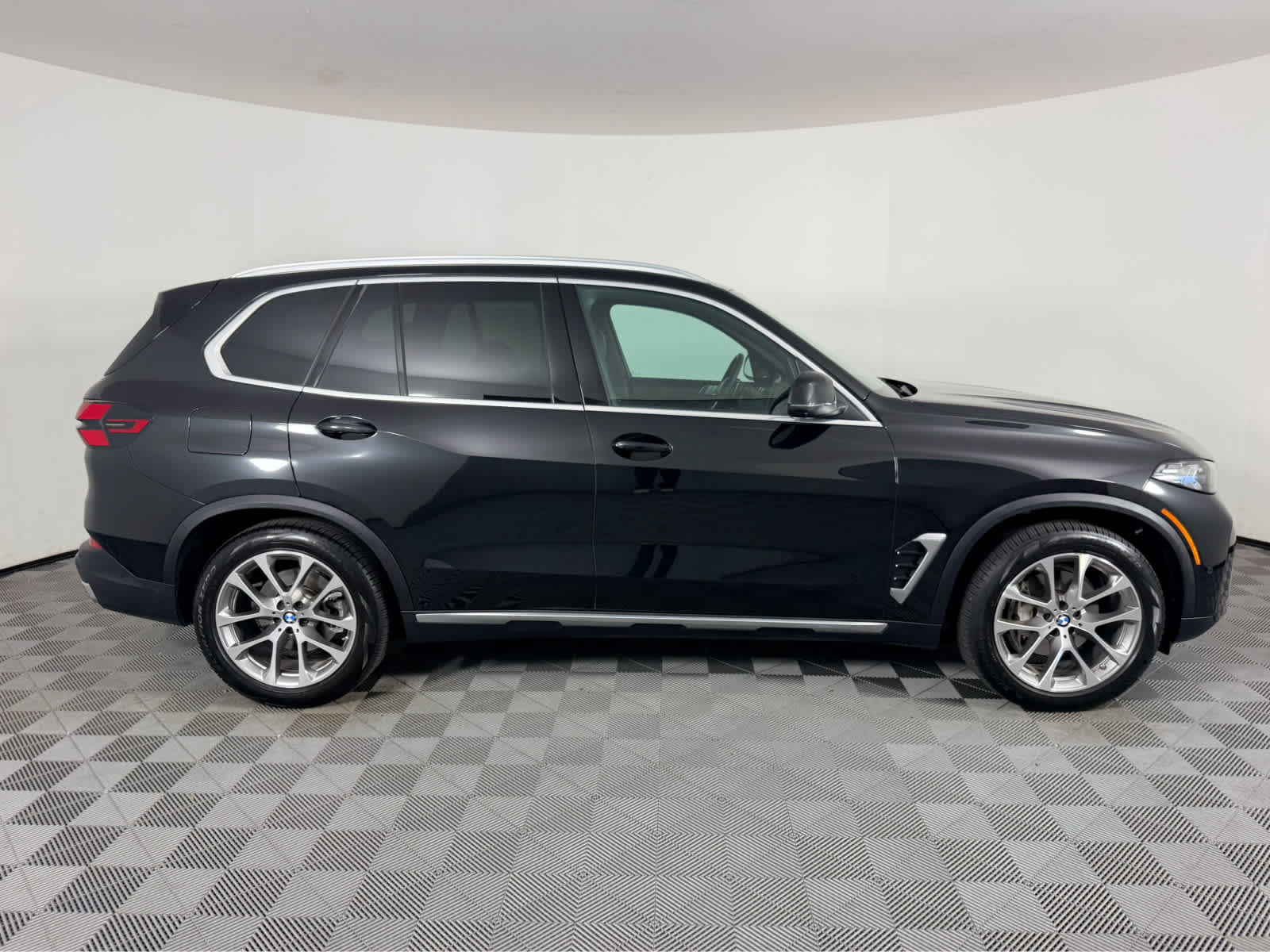 Used 2024 BMW X5 xDrive40i w/ Premium Package AWD/4WD image 2