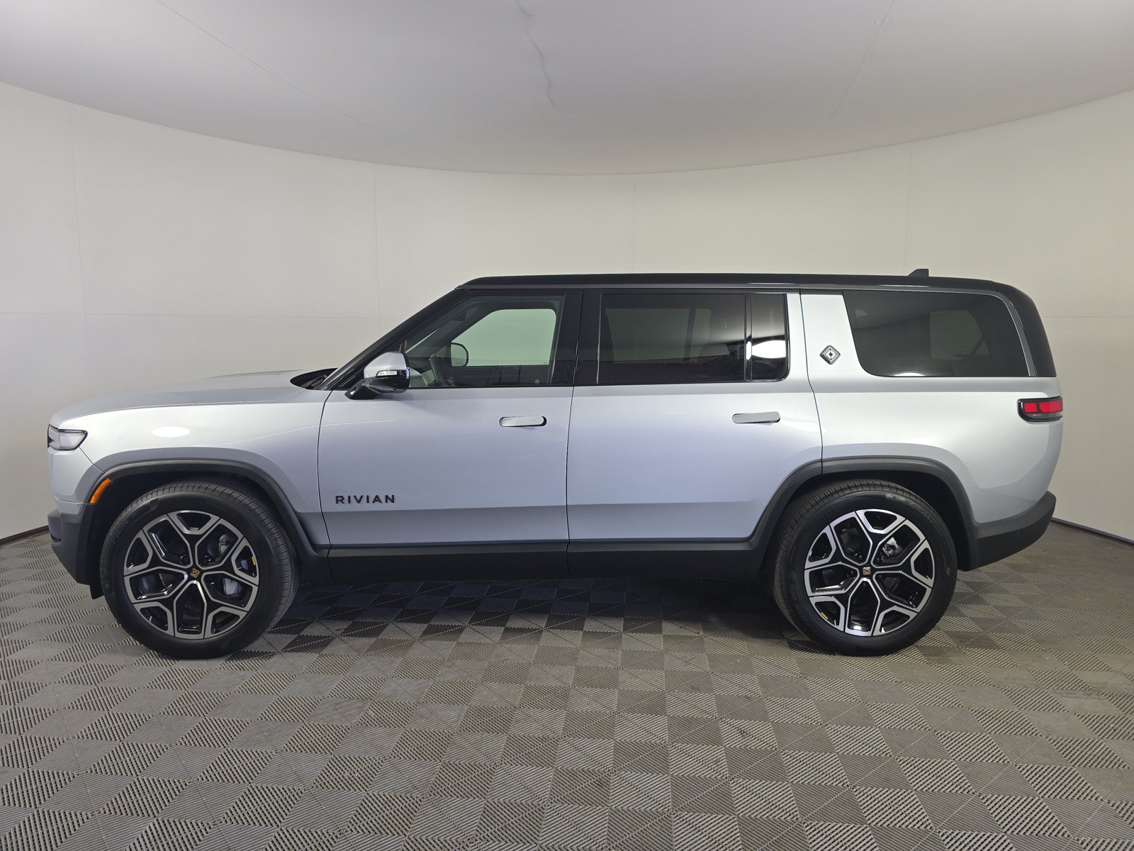 Used 2025 Rivian R1S Adventure AWD/4WD image 2