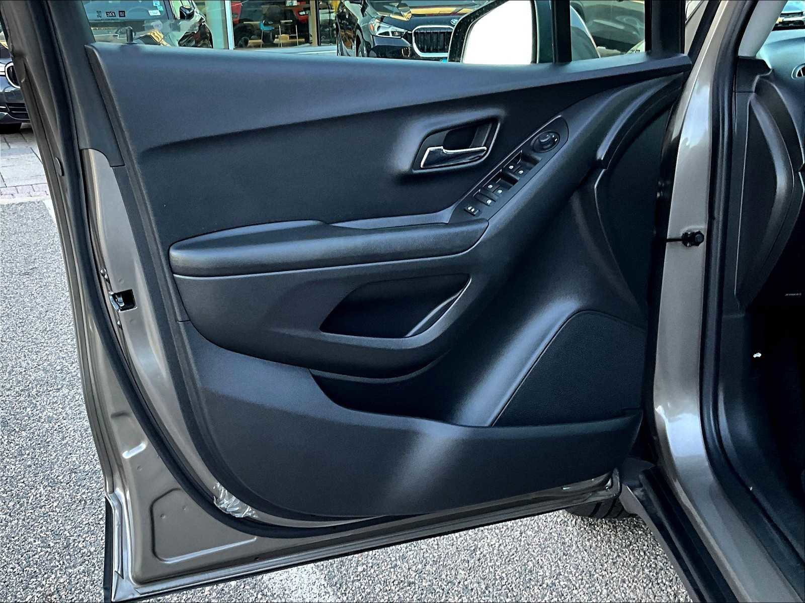 Used 2022 Chevrolet Trax LT w/ LT Convenience Package image 9