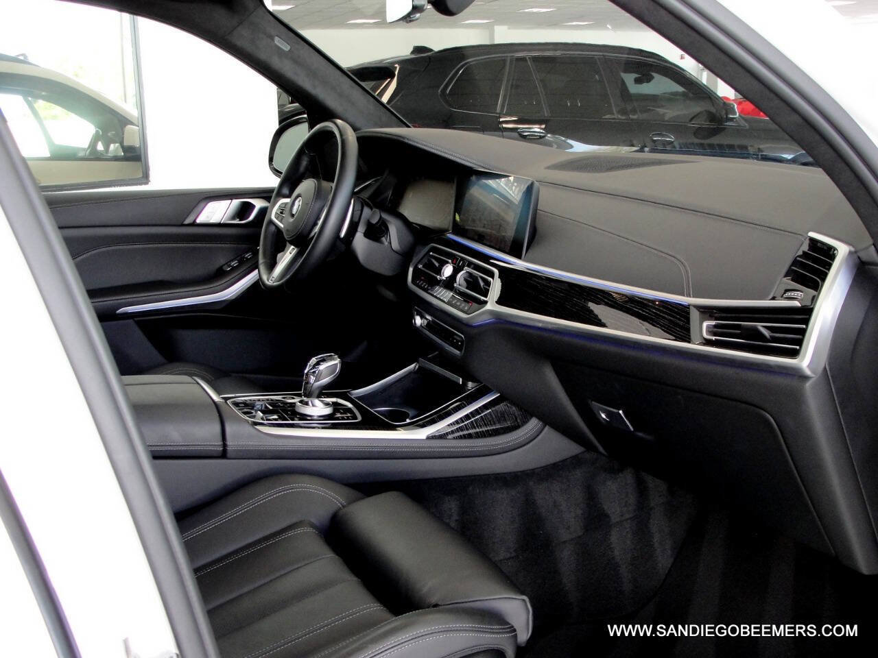 Used 2022 BMW X7 xDrive40i w/ M Sport Package AWD/4WD image 32