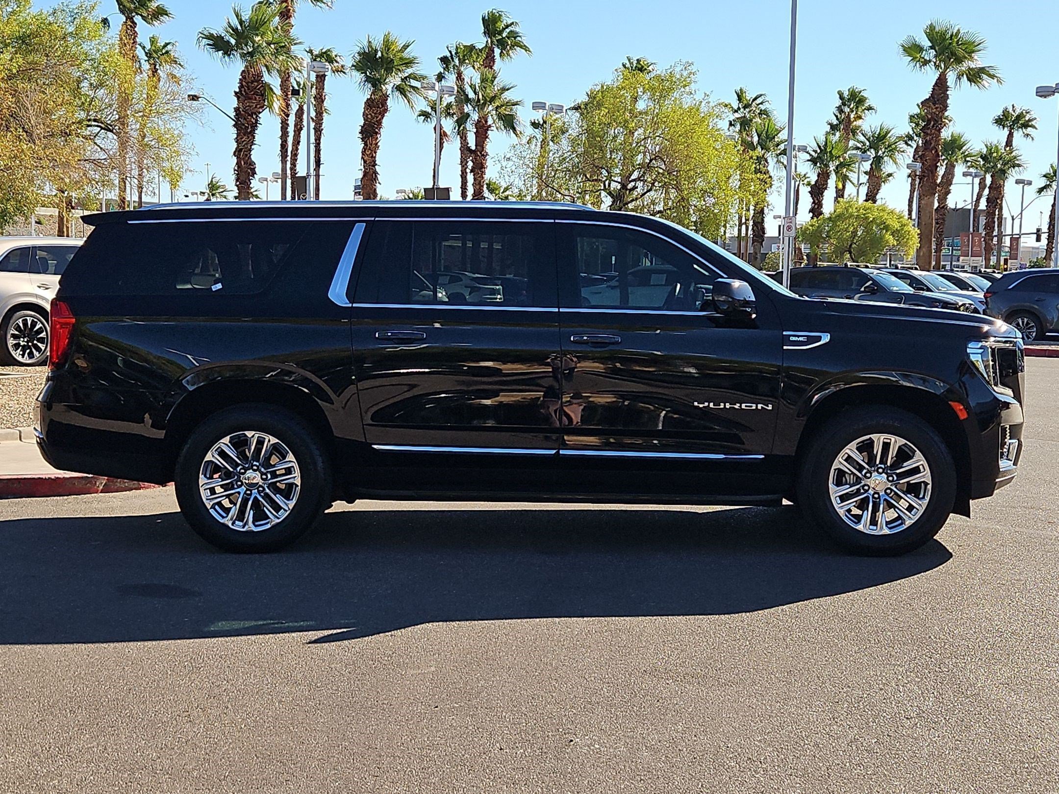 Certified 2024 GMC Yukon XL SLT w/ SLT Premium Package AWD/4WD image 6