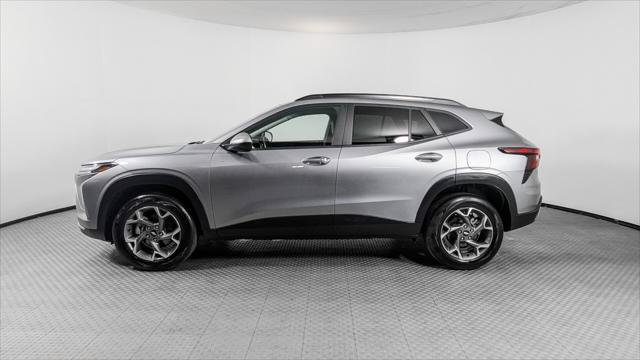 Used 2025 Chevrolet Trax LT w/ LT Convenience Package FWD image 3