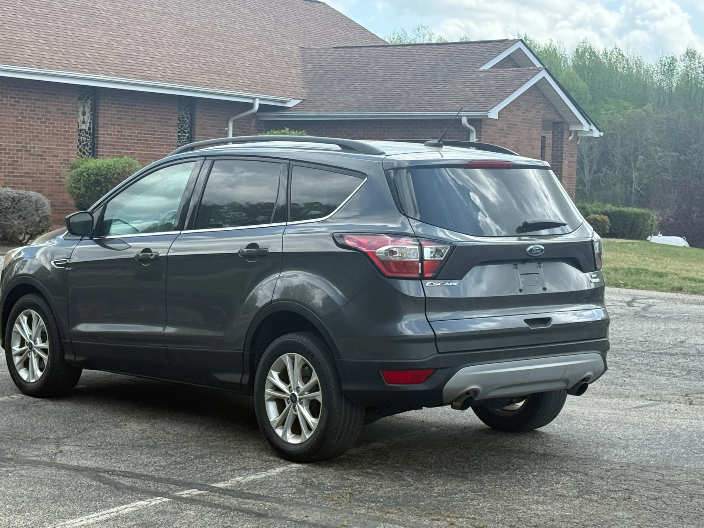 Used 2017 Ford Escape SE w/ Equipment Group 201A FWD image 6