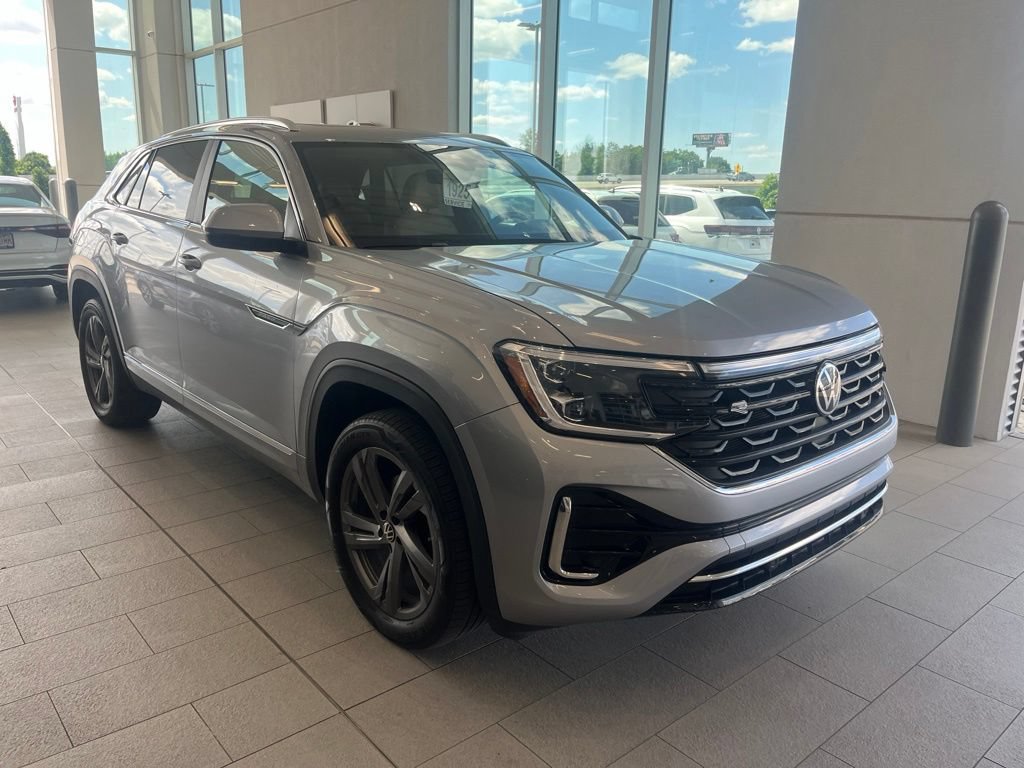 Used 2024 Volkswagen Atlas Cross Sport SEL R-Line AWD/4WD image 2