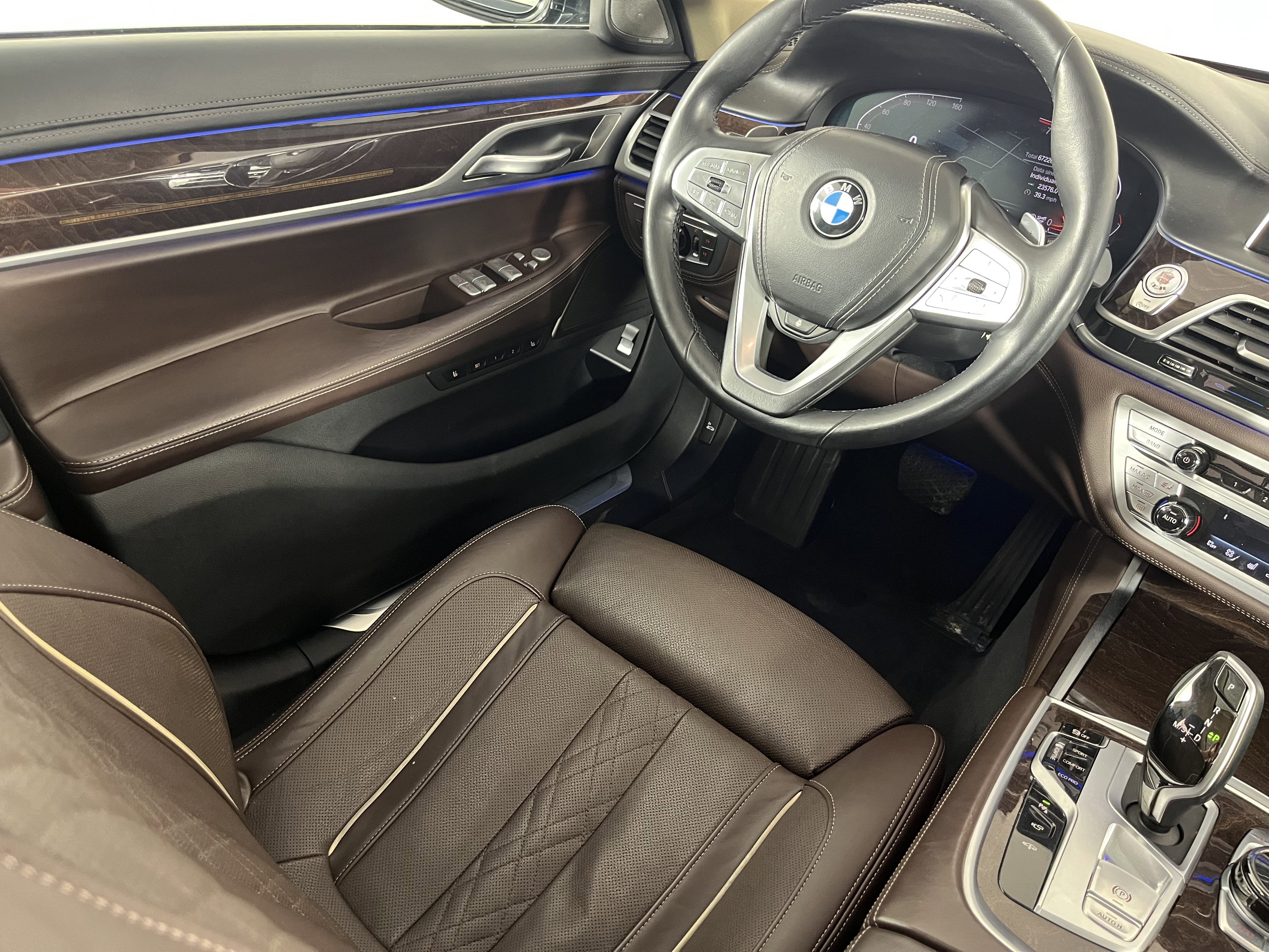 Used 2020 BMW 740i xDrive w/ Premium Package image 9