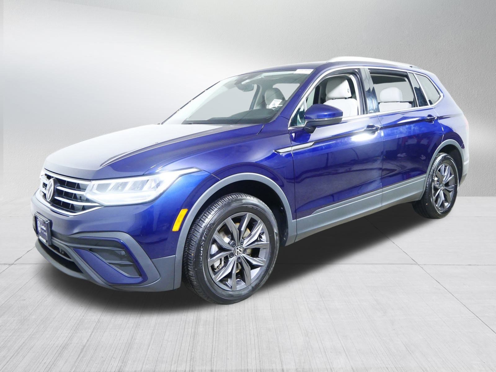 Used 2023 Volkswagen Tiguan SE w/ Panoramic Sunroof Package image 3