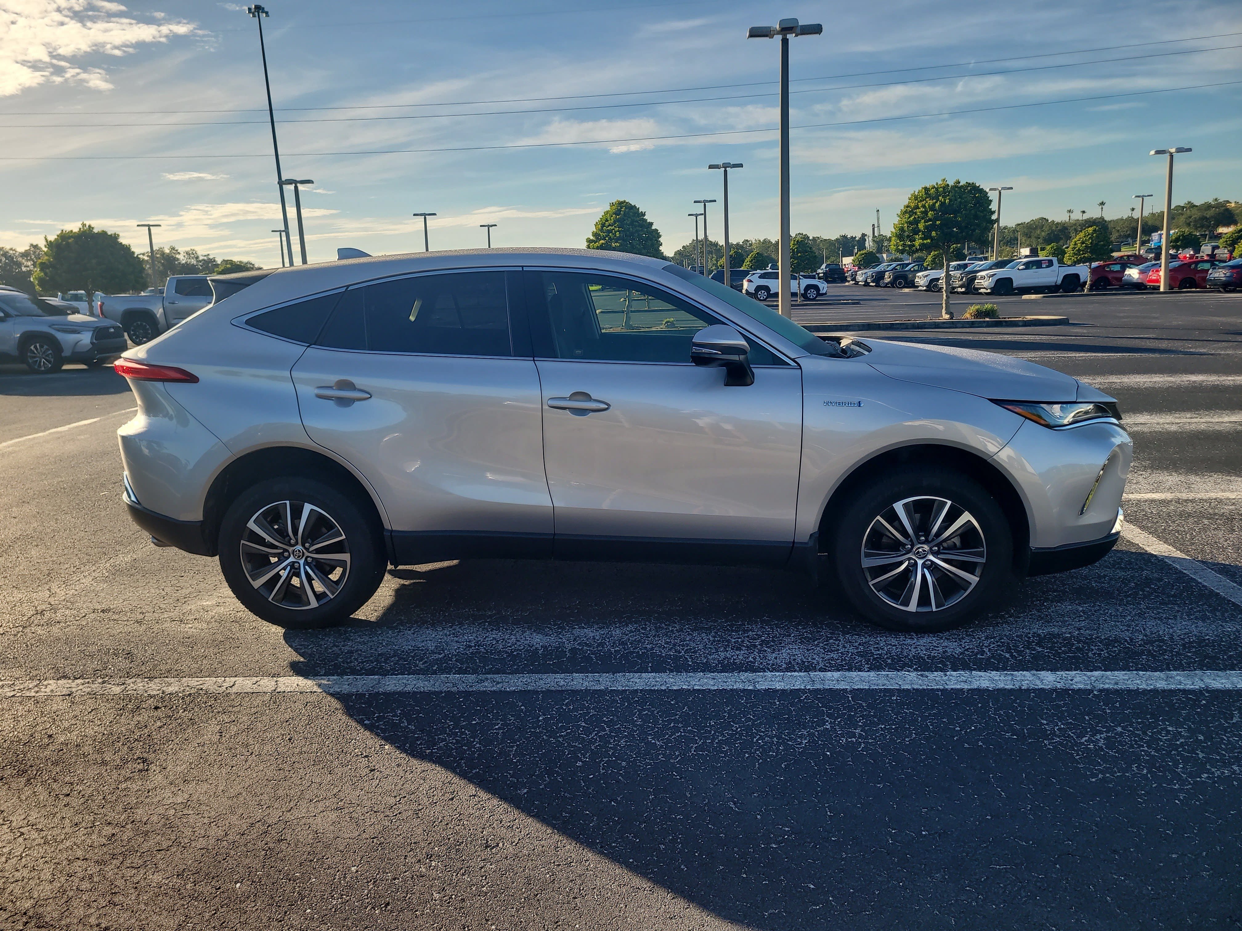 Used 2021 Toyota Venza LE AWD/4WD image 11