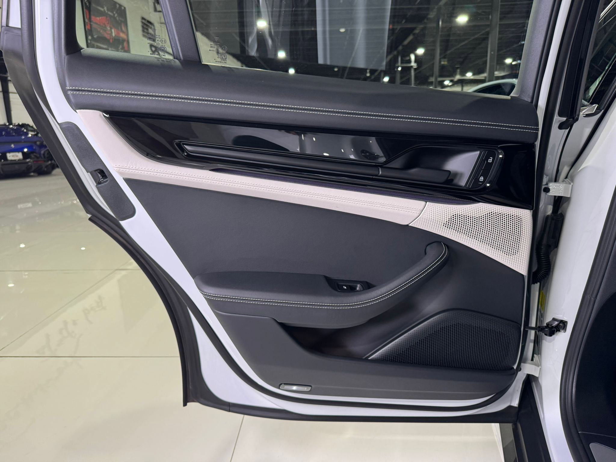 Used 2025 Porsche Panamera image 38