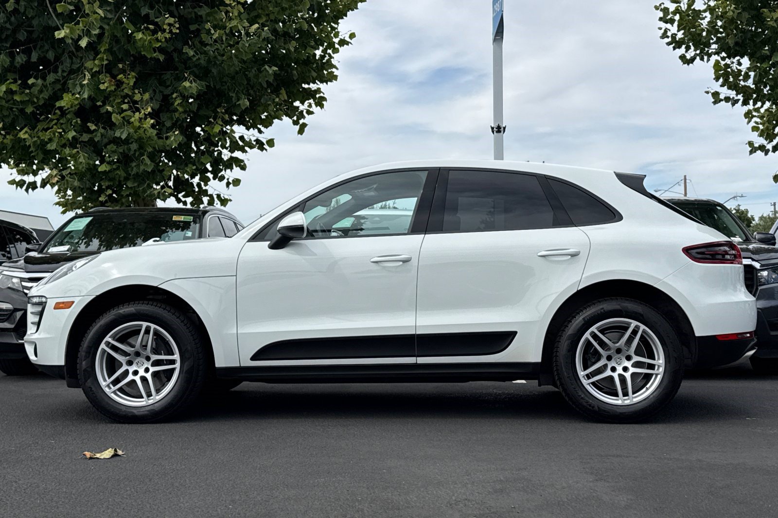 Used 2017 Porsche Macan AWD/4WD image 2