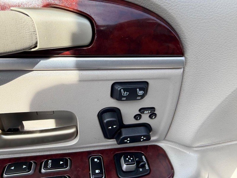 Used 2005 Lincoln Town Car Signature Limited image 18