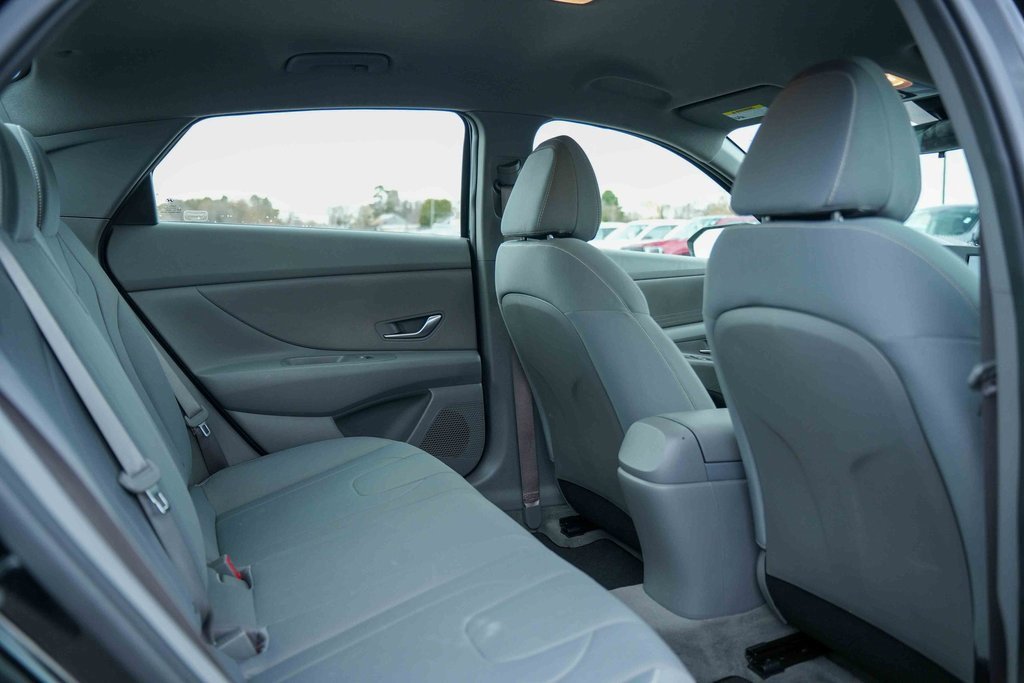 Used 2022 Hyundai Elantra SEL image 18