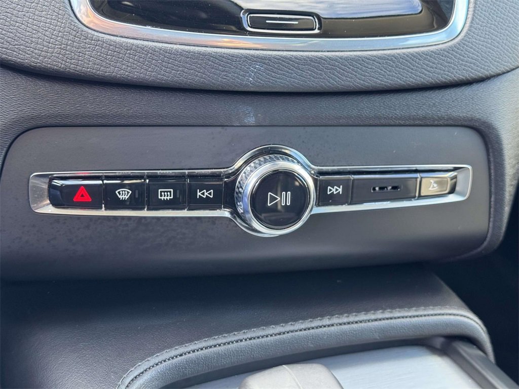 Certified 2024 Volvo XC90 B5 Core w/ Protection Package Premier image 28