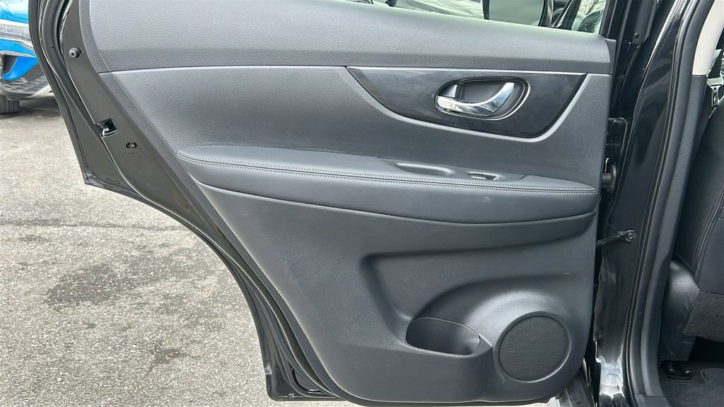 Used 2018 Nissan Rogue SV w/ Premium Package image 24