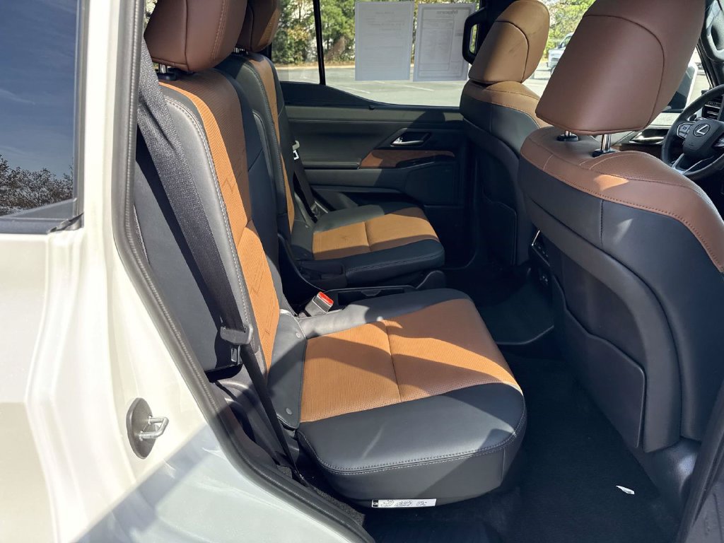 Used 2024 Lexus GX 550 w/ Accessory Package (2T) AWD/4WD image 11