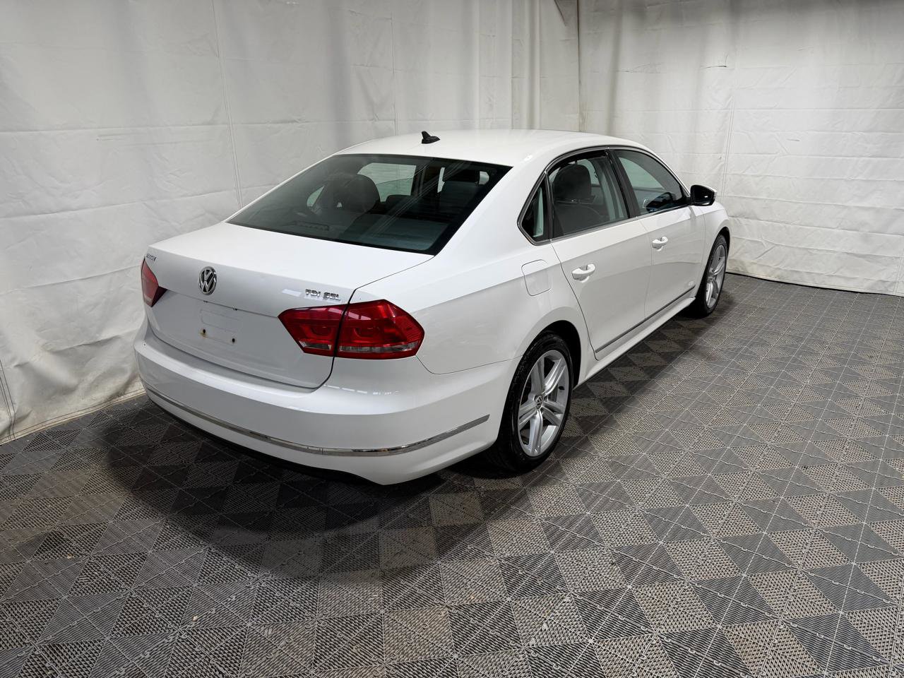 Used 2013 Volkswagen Passat TDI SEL Premium image 6