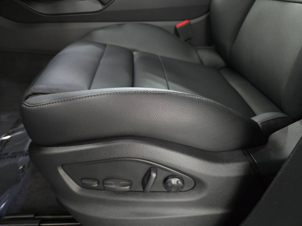 Certified 2025 Porsche Cayenne AWD/4WD image 23