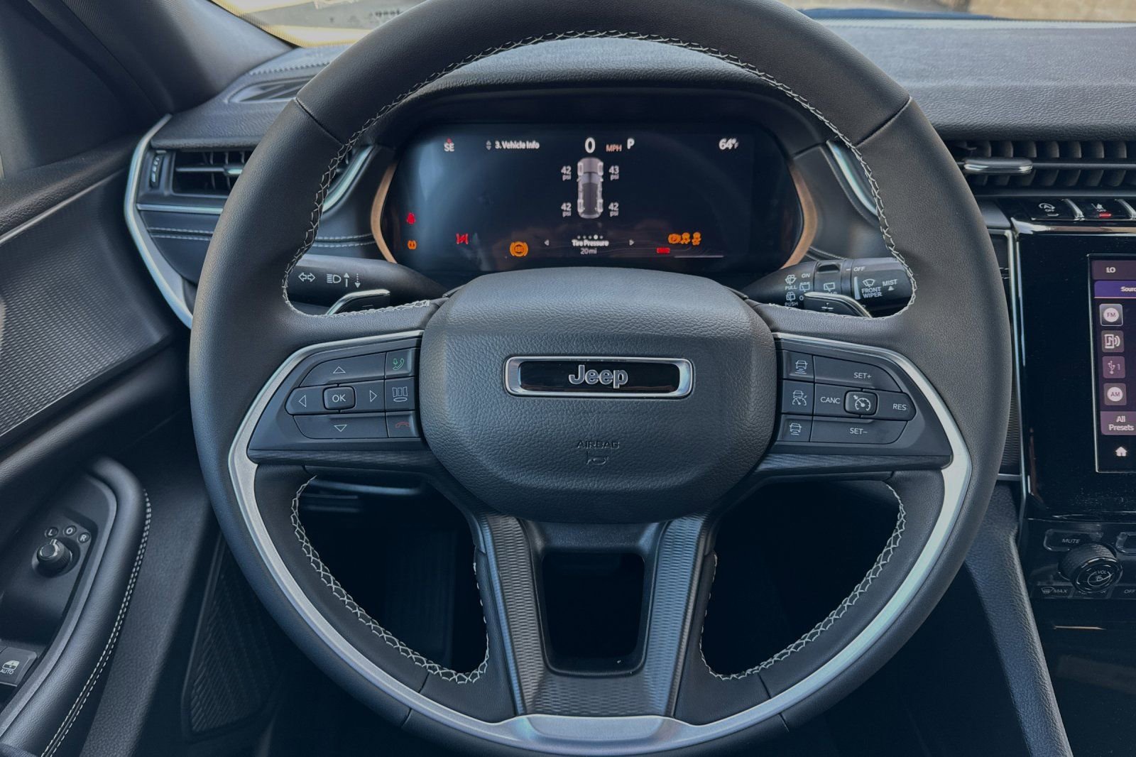 Used 2025 Jeep Grand Cherokee Laredo X image 22