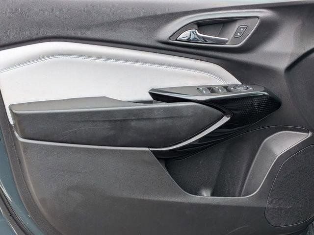 Used 2025 Chevrolet Trax LT w/ LT Convenience Package FWD image 14