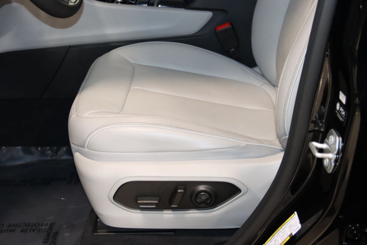 Used 2023 Jeep Grand Cherokee Overland AWD/4WD image 40