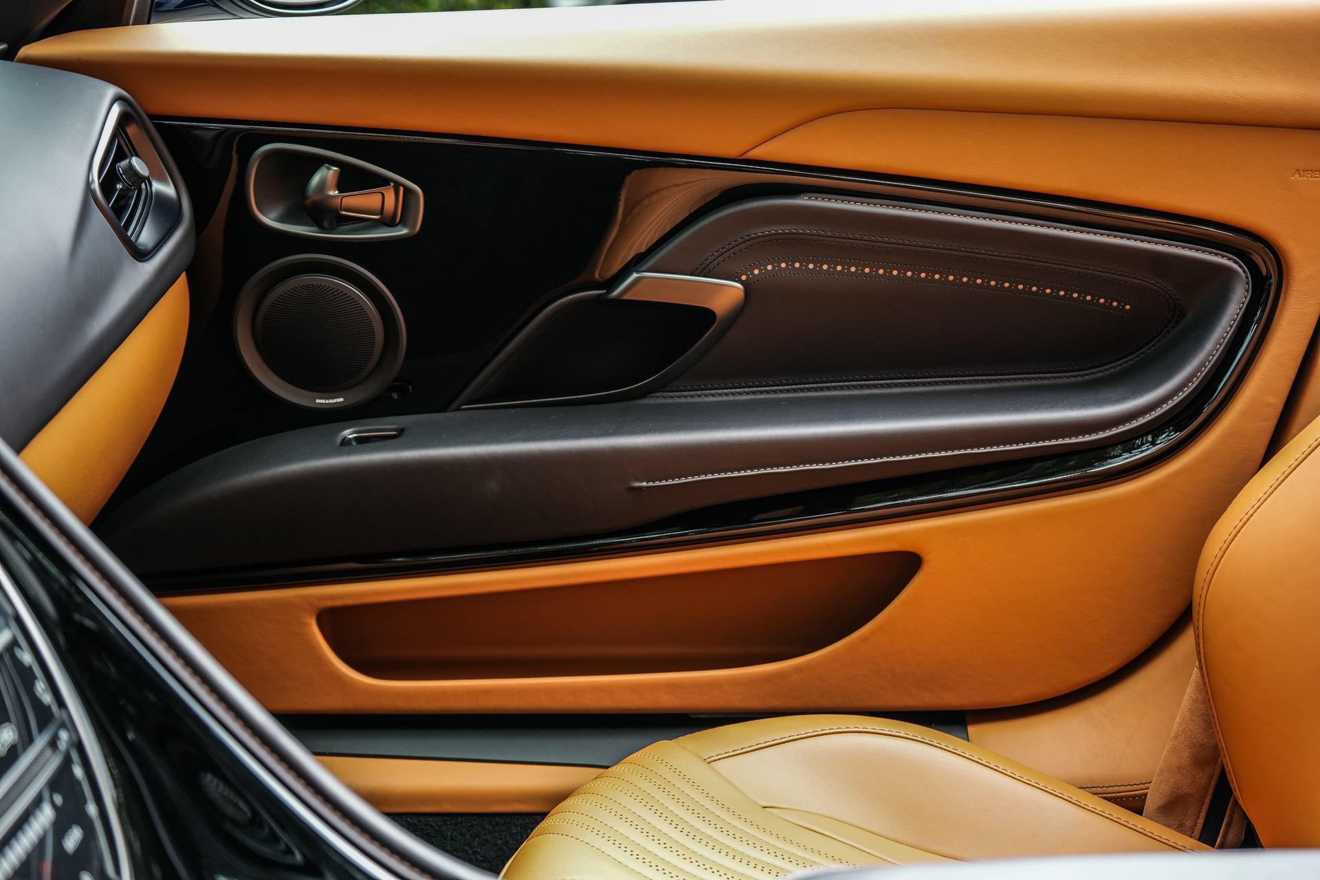 Used 2023 Aston Martin DB11 Volante RWD image 32