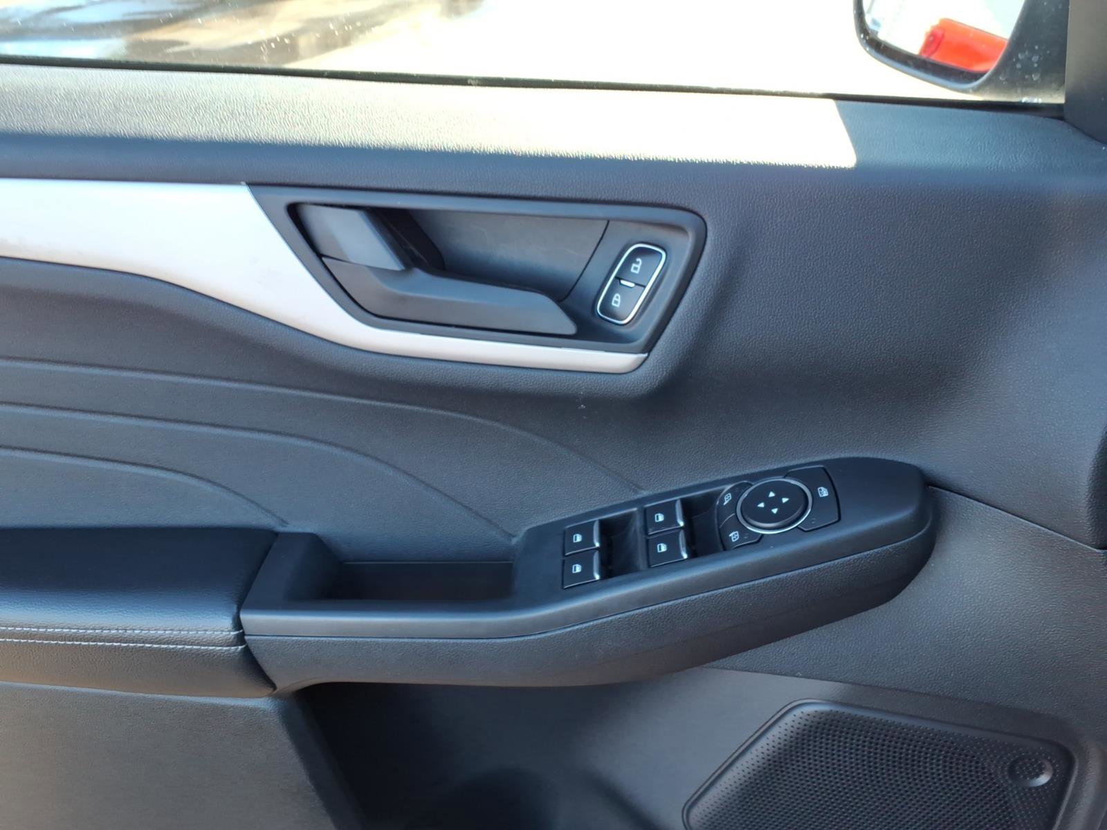 Used 2022 Ford Escape SE w/ SE Sport Appearance Package image 19