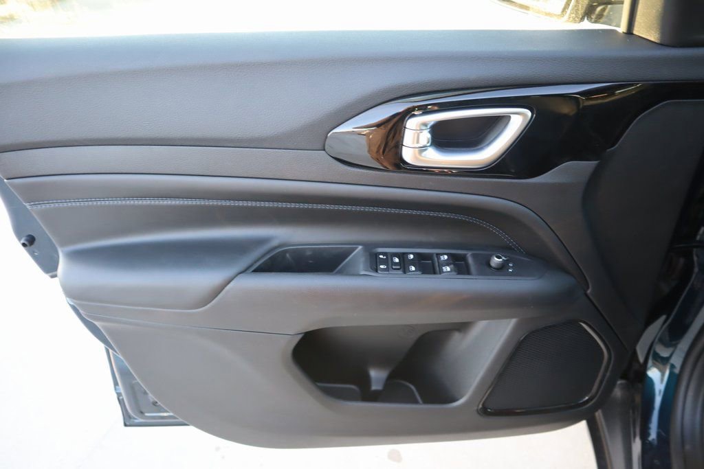 New 2026 Jeep Compass Latitude image 15