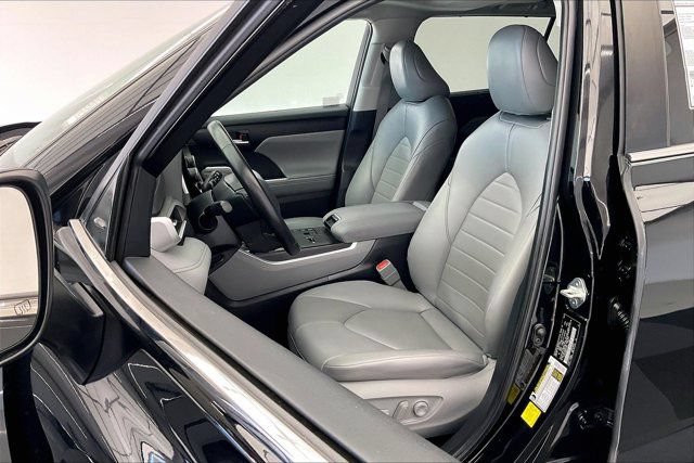 Used 2024 Toyota Highlander XLE FWD image 18