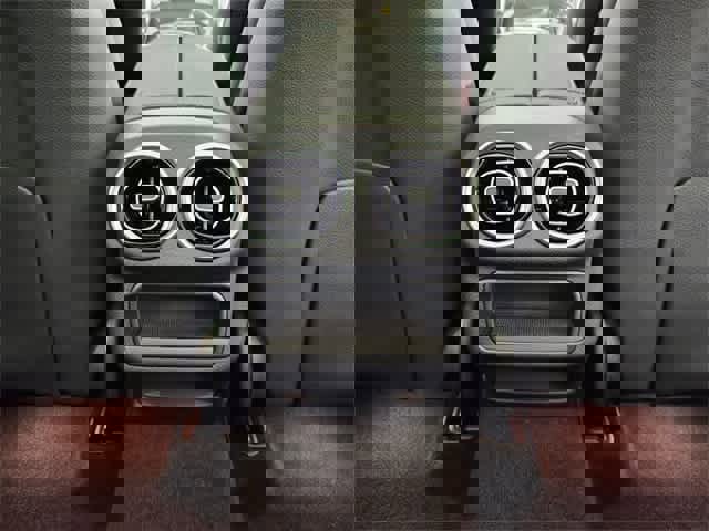 Used 2025 Mercedes-Benz GLC 300 4MATIC image 99