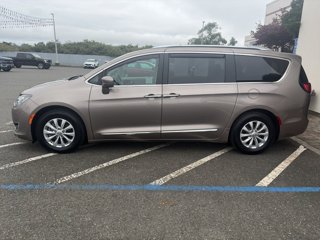 Used 2018 Chrysler Pacifica Touring-L FWD image 3