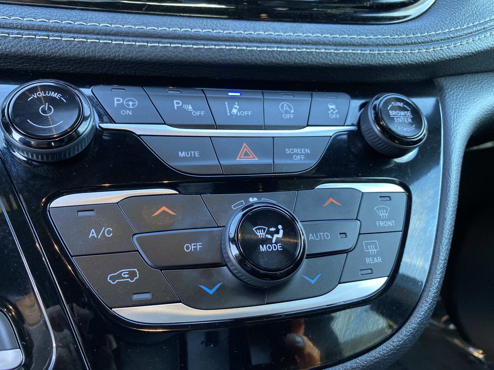 Used 2021 Chrysler Pacifica Touring-L w/ Premium & Safety Sphere Group image 13