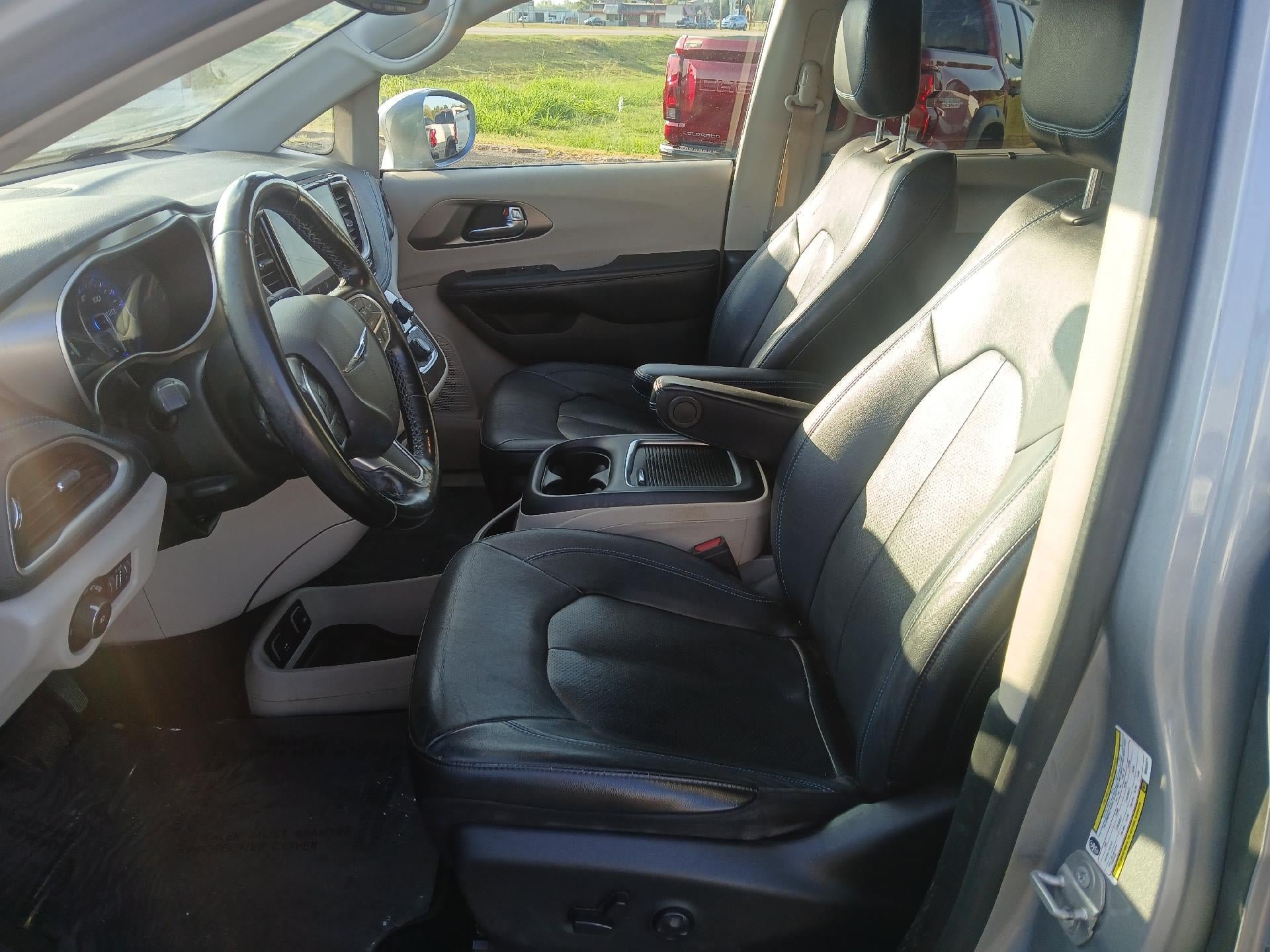 Used 2021 Chrysler Pacifica Touring-L w/ Premium & Safety Sphere Group FWD image 11
