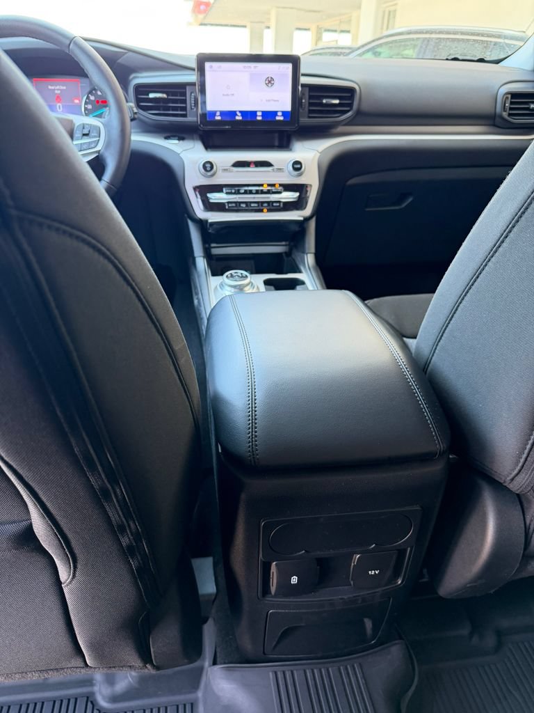 Used 2024 Ford Explorer XLT AWD/4WD image 9