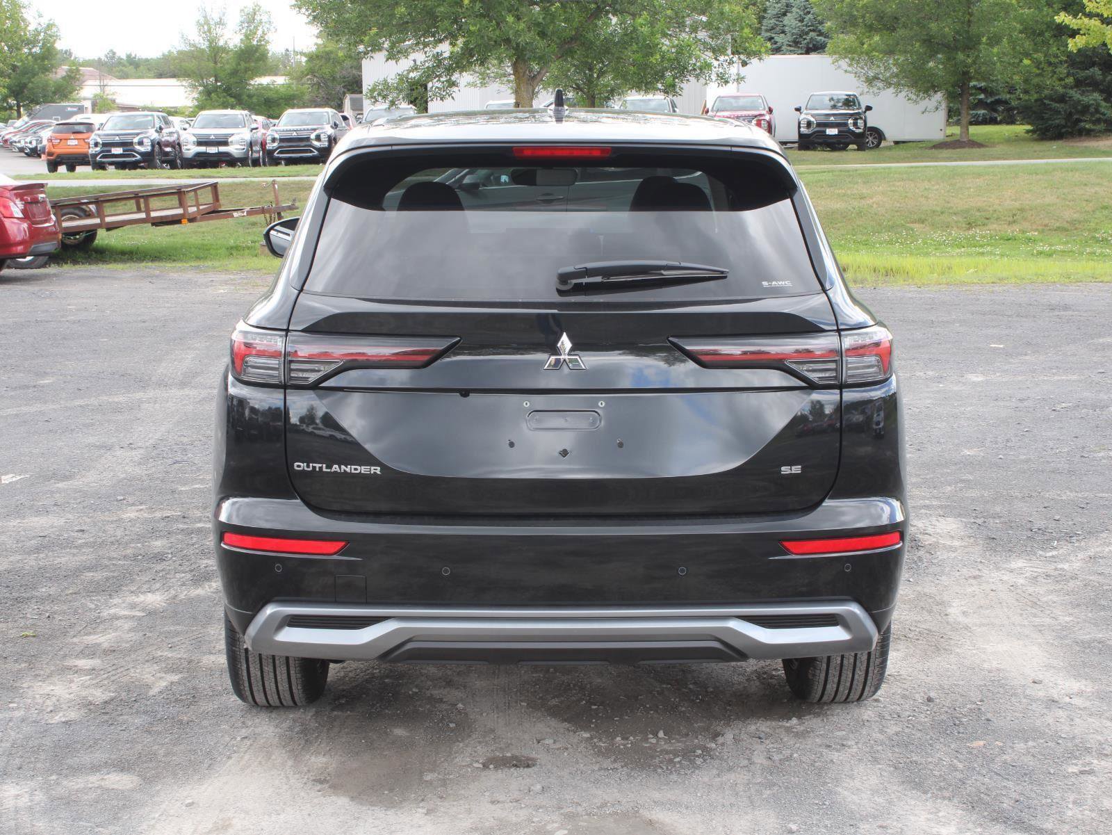 New 2025 Mitsubishi Outlander SE image 8