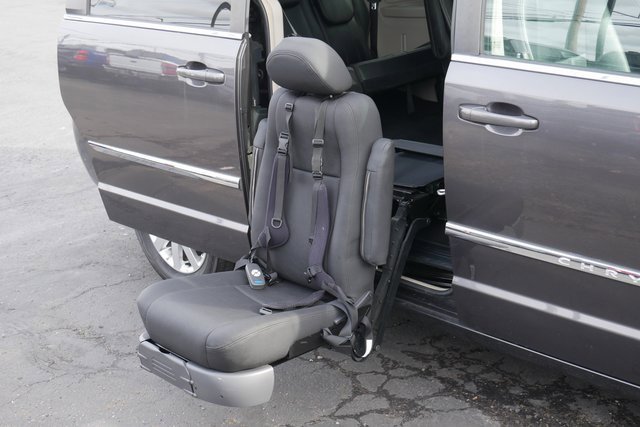 Used 2015 Chrysler Town & Country Touring image 28