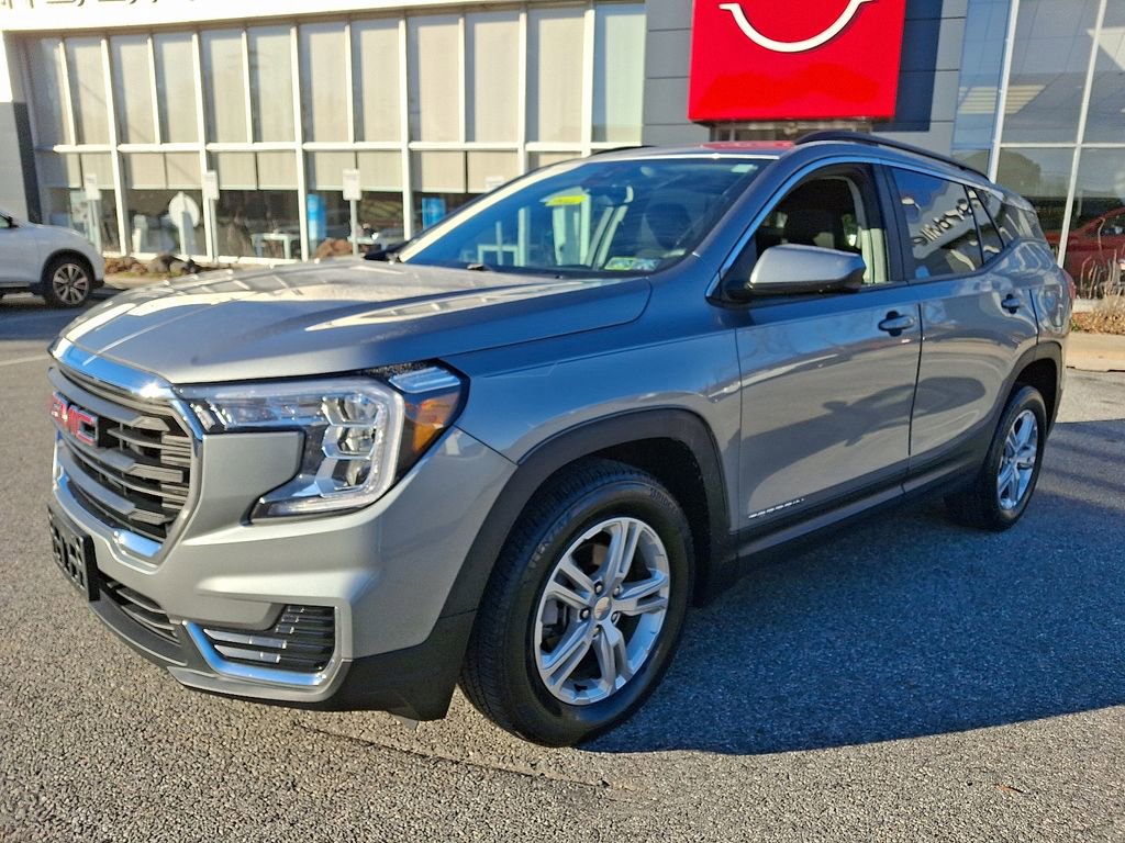Used 2023 GMC Terrain SLE w/ Driver Convenience Package image 3